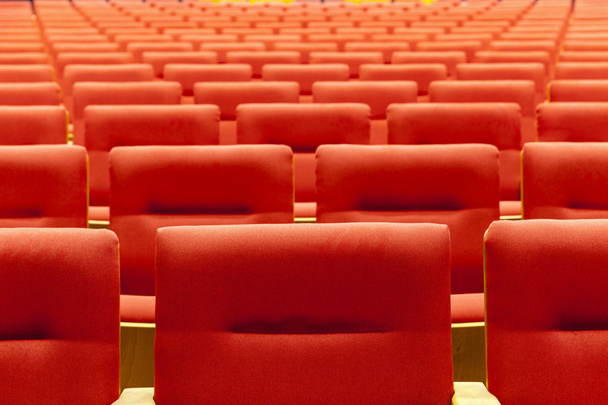 赤い椅子のシネマルーム - 写真・画像