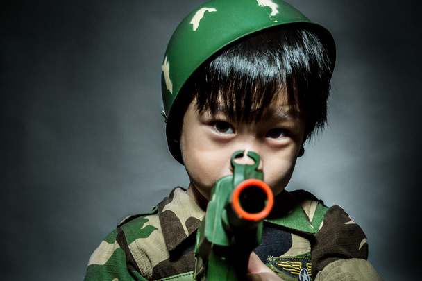 Asijský mladík oblečený jako voják - Fotografie, Obrázek