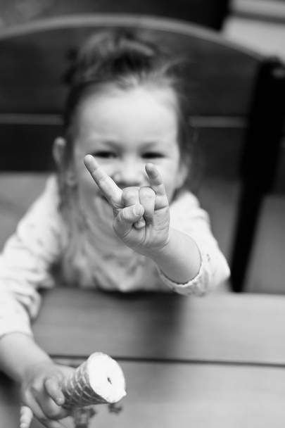 malá dívka ukazuje znamení rocku - Fotografie, Obrázek