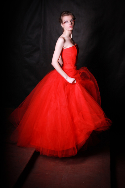 Beautiful girl in a gorgeous red crinoline - Foto, afbeelding