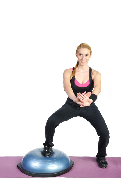 Ajustar jovem instrutor pilates do sexo feminino mostrando diferentes exercícios
 - Foto, Imagem