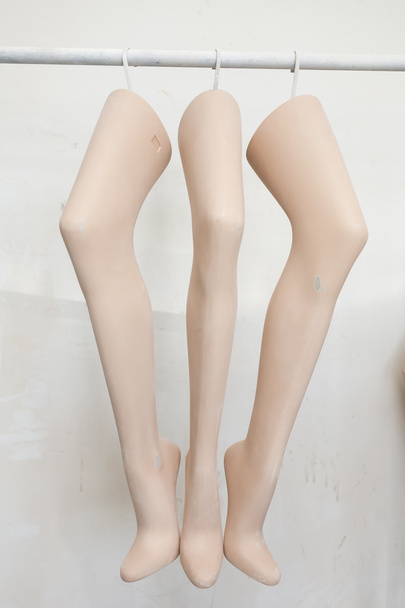 три ноги манекенов
 - Фото, изображение