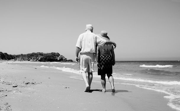 ηλικιωμένο ζευγάρι στην παραλία - Φωτογραφία, εικόνα