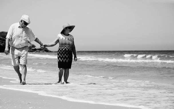 Старша пара на пляжі
 - Фото, зображення