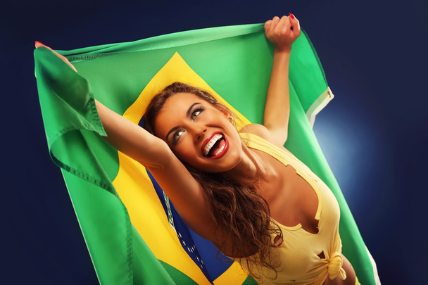 torcida brasileira feliz torcendo com bandeira
 - Foto, Imagem