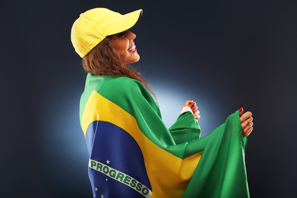 Ευτυχισμένος Βραζιλίας ανεμιστήρα ζητωκραυγάζει με σημαία - Φωτογραφία, εικόνα