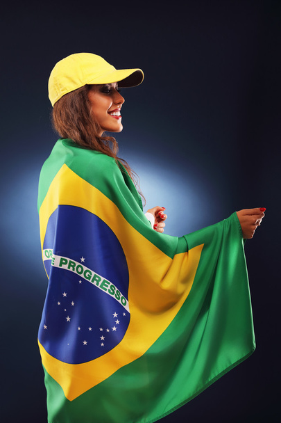 Счастливый бразильский болельщик с флагом
 - Фото, изображение