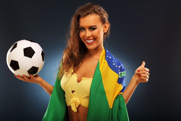 Ευτυχισμένος Βραζιλίας ανεμιστήρα με σημαία και ποδόσφαιρο - Φωτογραφία, εικόνα
