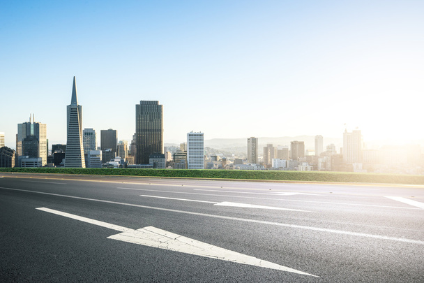 paisaje urbano y horizonte de San Francisco en un día soleado a la vista desde una carretera vacía
 - Foto, Imagen