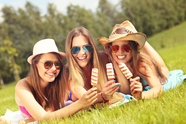 Femmes heureuses refroidissant avec de la crème glacée
 - Photo, image