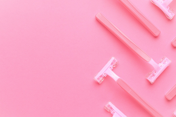 women razors on pink background - Фото, зображення