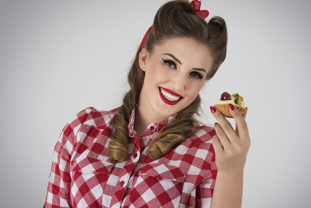 Στερεώστε την κοπέλα που κρατά το γλυκό σνακ  - Φωτογραφία, εικόνα