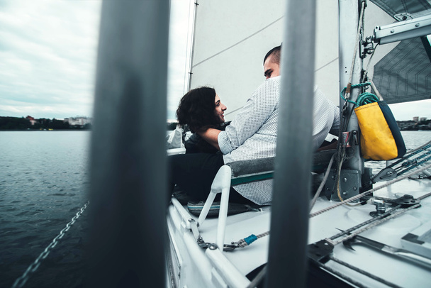 Pretty couple on yacht - Valokuva, kuva