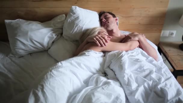 Young couple lying in bed - Filmagem, Vídeo