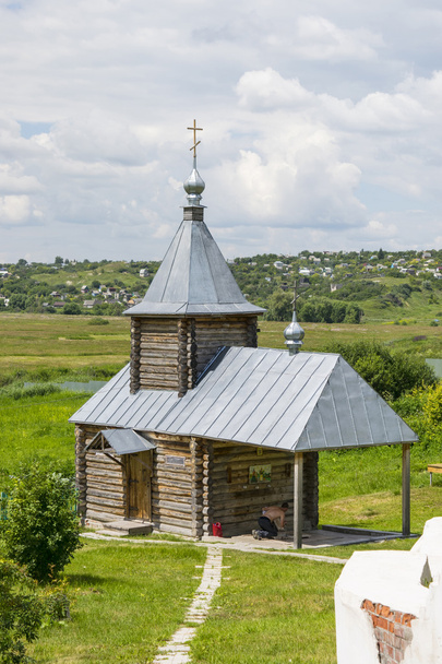 Tájkép az orosz ortodox templommal és felhős égbolttal.  - Fotó, kép