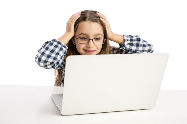 Маленька дівчинка працює з ноутбуком
 - Фото, зображення