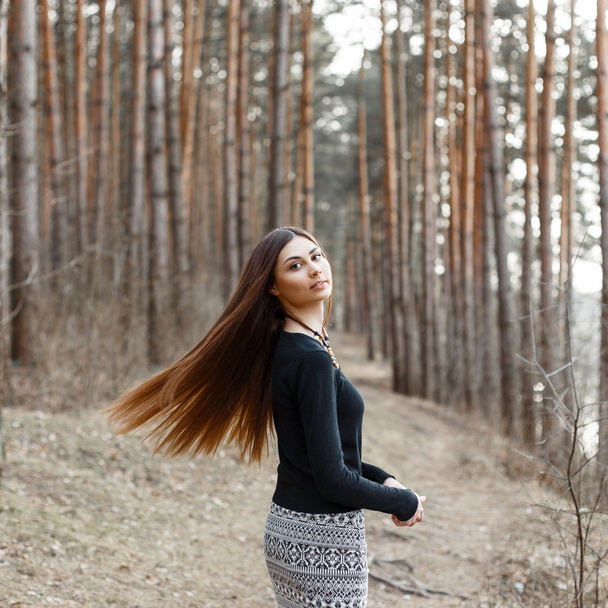 Piękna dziewczyna z długimi włosami relaksująca w lesie - Zdjęcie, obraz