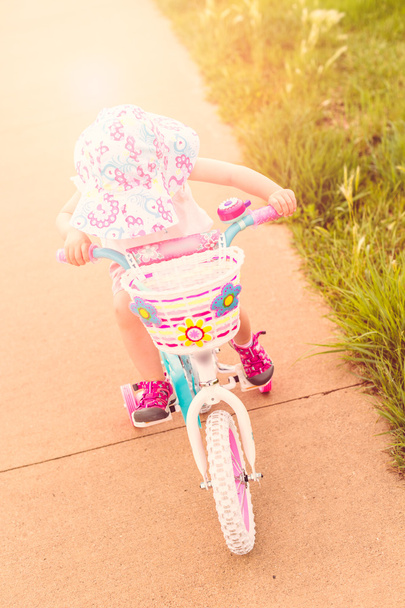 Maluch uczy się jeździć na rowerze  - Zdjęcie, obraz