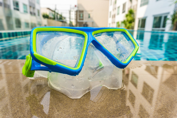 Máscara de snorkel en el muelle Después de una inmersión en la piscina de condominio edificio vivo
 - Foto, imagen