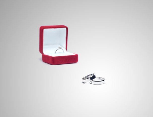 箱の中の結婚指輪 - 写真・画像