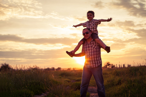 Father and son playing at the park at the sunset time. - Foto, imagen