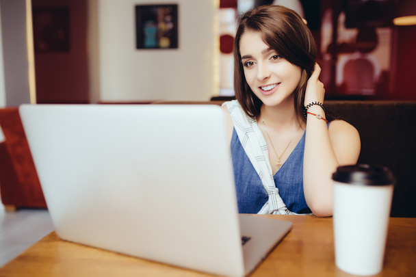 a laptop a kávézóban dolgozó nő - Fotó, kép
