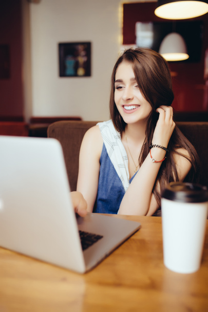 Femme travaillant sur ordinateur portable dans un café
 - Photo, image