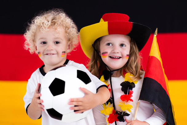 幸せな子供、ドイツのサッカーのサポーター - 写真・画像