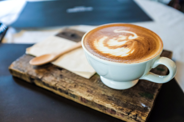 Tazza di caffè Latte art su piatto di legno
 - Foto, immagini
