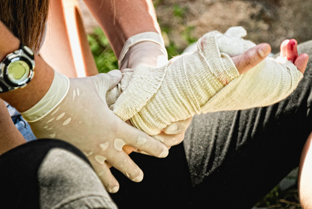 Парамедики обращаются к раненому
 - Фото, изображение