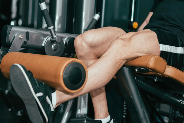 Muscular man exercising in gym - Fotoğraf, Görsel