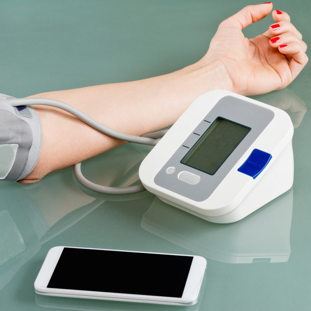 Donna che misura la pressione sanguigna - Foto, immagini
