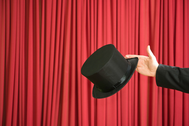 Magicien tenant un chapeau
 - Photo, image