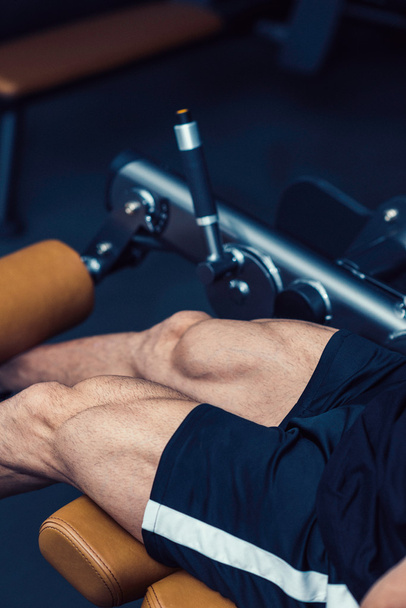 Hombre muscular haciendo ejercicio en el gimnasio
 - Foto, Imagen