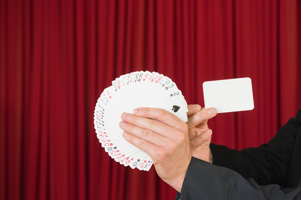 mágico mostrando cartão em branco
 - Foto, Imagem
