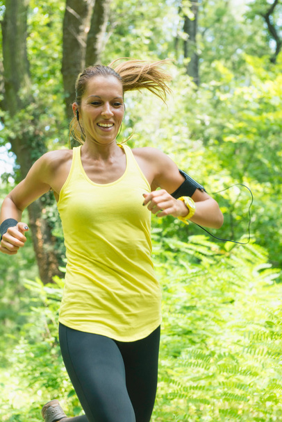 Nainen juoksee hymyillen
 - Valokuva, kuva