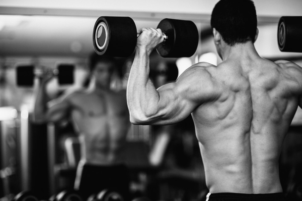 Bodybuilding-Meister beim Training  - Foto, Bild