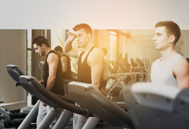 spor salonunda treadmill egzersiz erkek grup - Fotoğraf, Görsel