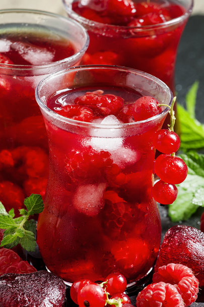 Cold red tea with currants and raspberries - Foto, Bild