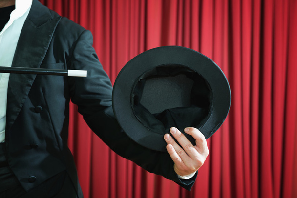 Mágico mostrando chapéu superior vazio
 - Foto, Imagem