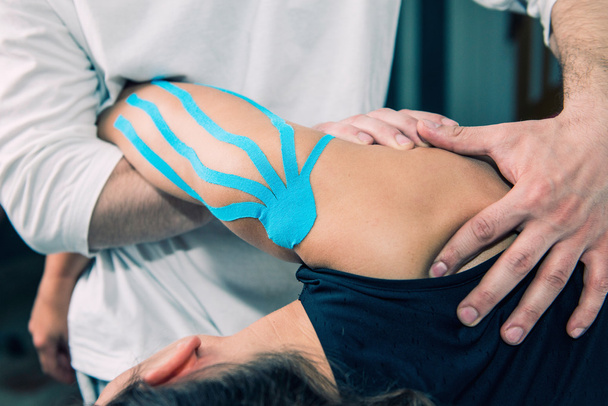 Physiothérapeute faisant un traitement des épaules
 - Photo, image