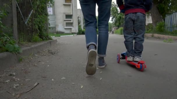 Child Goes on an Electric Scooter - Materiał filmowy, wideo