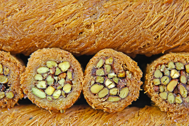 Турецька kadayif пахлава солодкий зроблені з медом і фісташки горіхи - Фото, зображення