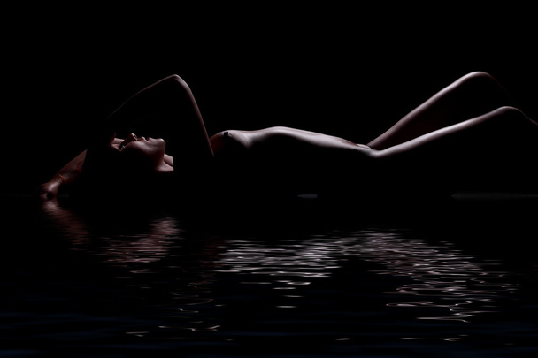 primer plano de topless sexy hermosa mujer joven sobre fondo oscuro
 - Foto, Imagen