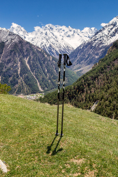 güzel bir arka plan üzerinde üst kısmında dağ silsilesi trekking direkleri - Fotoğraf, Görsel