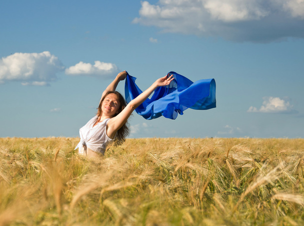 schöne Frau auf einem Weizenfeld - Foto, Bild