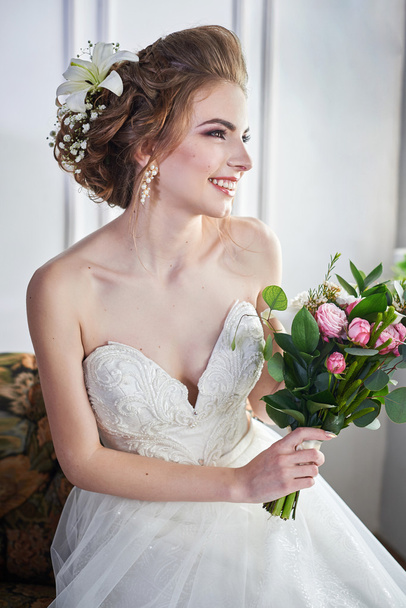 Young attractive bride with flowers - Φωτογραφία, εικόνα