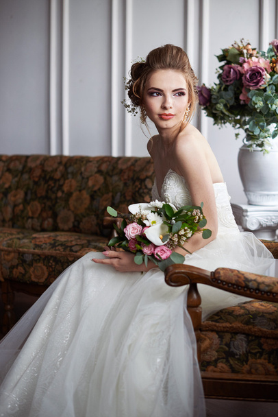 Young attractive bride with flowers - Fotoğraf, Görsel