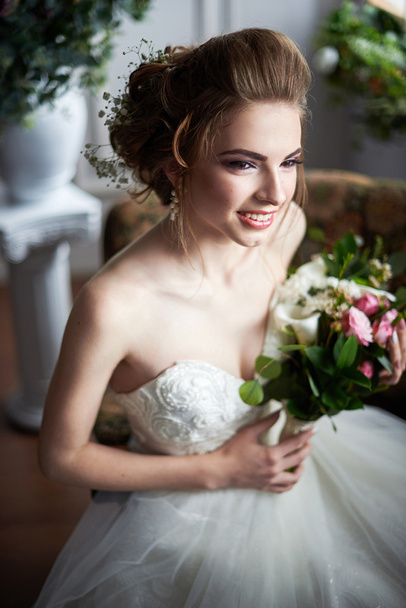 Beautiful bride in white dress in the garden - Zdjęcie, obraz