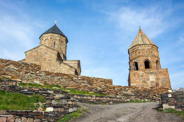 Église de la Trinité Gergeti dans les montagnes du Caucase
 - Photo, image